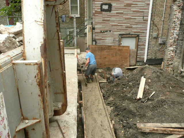 "I'm all in", Slawek jumps into the nearly finished footing.